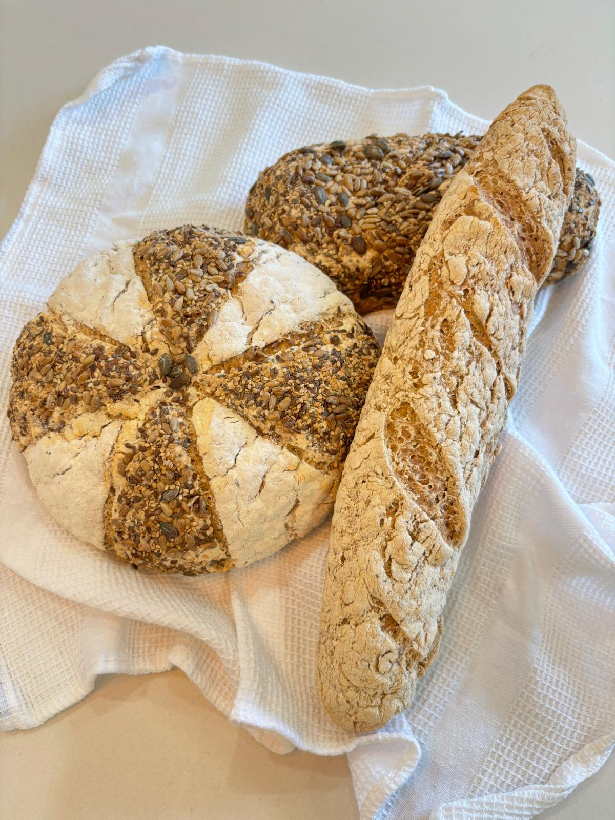 Pâini fără gluten artizanale pe prosop